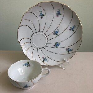VINTAGE SCALLOPED LUNCHEON SNACK PLATE AND CUP-12 QT